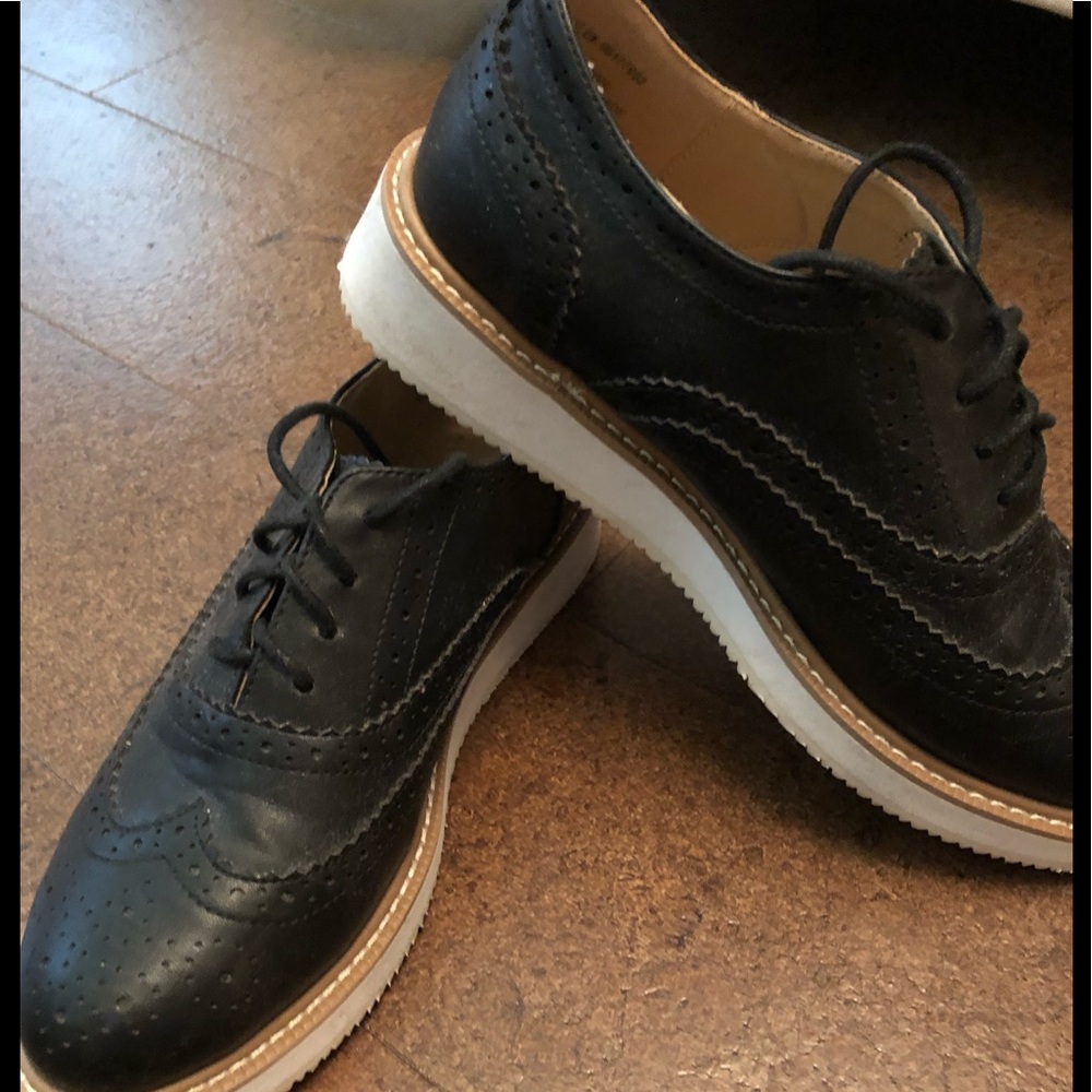 Black comfortable shoes